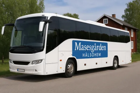 Masesgårdens buss med logga på långsidan. 